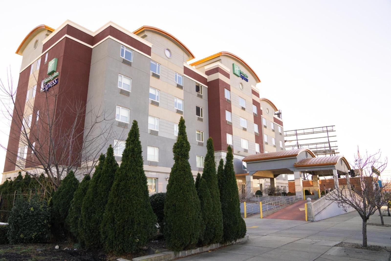 Holiday Inn Express Maspeth Hotel
